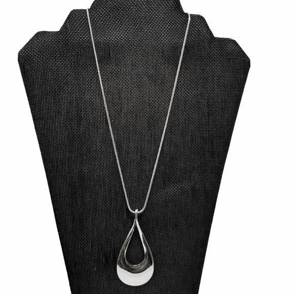 Bay to Baubles (Stitchfix) Necklace Silver Tone Teardrop Pendant NWT Perfect - Picture 2 of 5